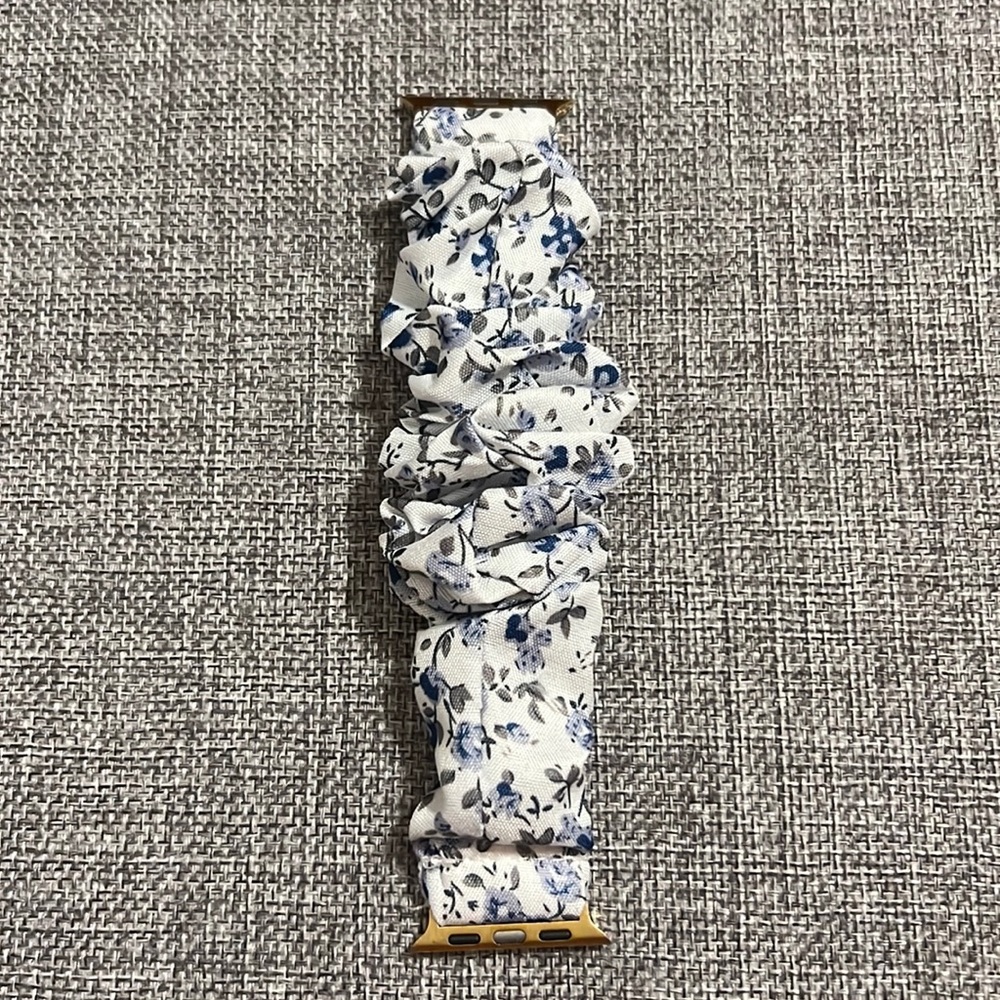 apple watch floral scrunchie band 38/40 - NEW